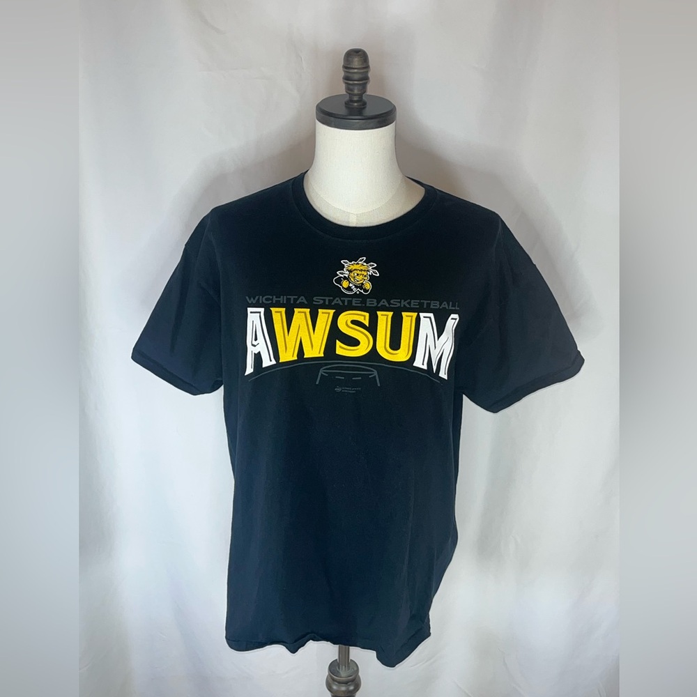 Wichita State Shockers Basketball "AWSUM" Graphic Men’s T-Shirt  XL
